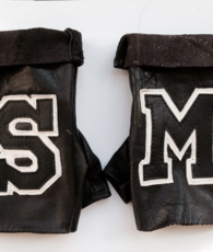 Mitts SM , vintage leather . Mitaines SM en cuir vintage 