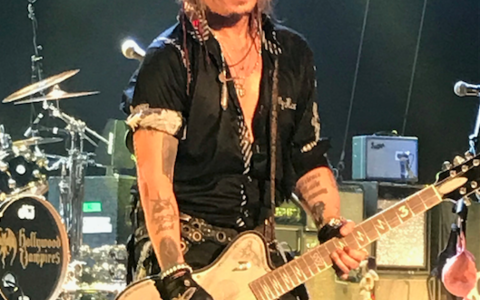  JOHNNY DEPP WEARING THE TATTOOED MITTS LORD SM PARIS ON STAGE WITH THE HOLLYWOOD VAMPIRES 